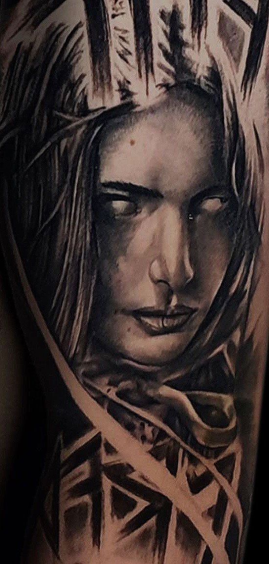 Dome - Tattoo - Frau